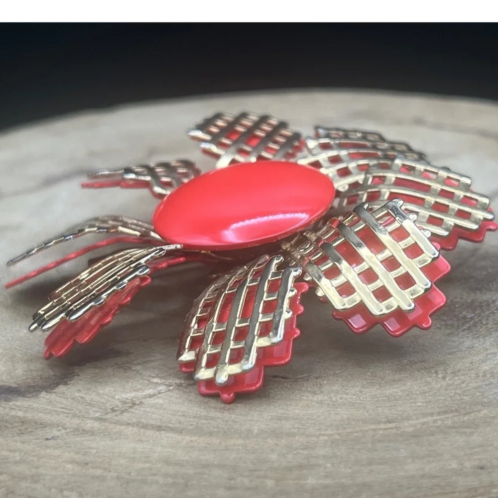 Vtg mid-century‎ vintage Goldtone woven Lucite Flower Brooch  50s/60s